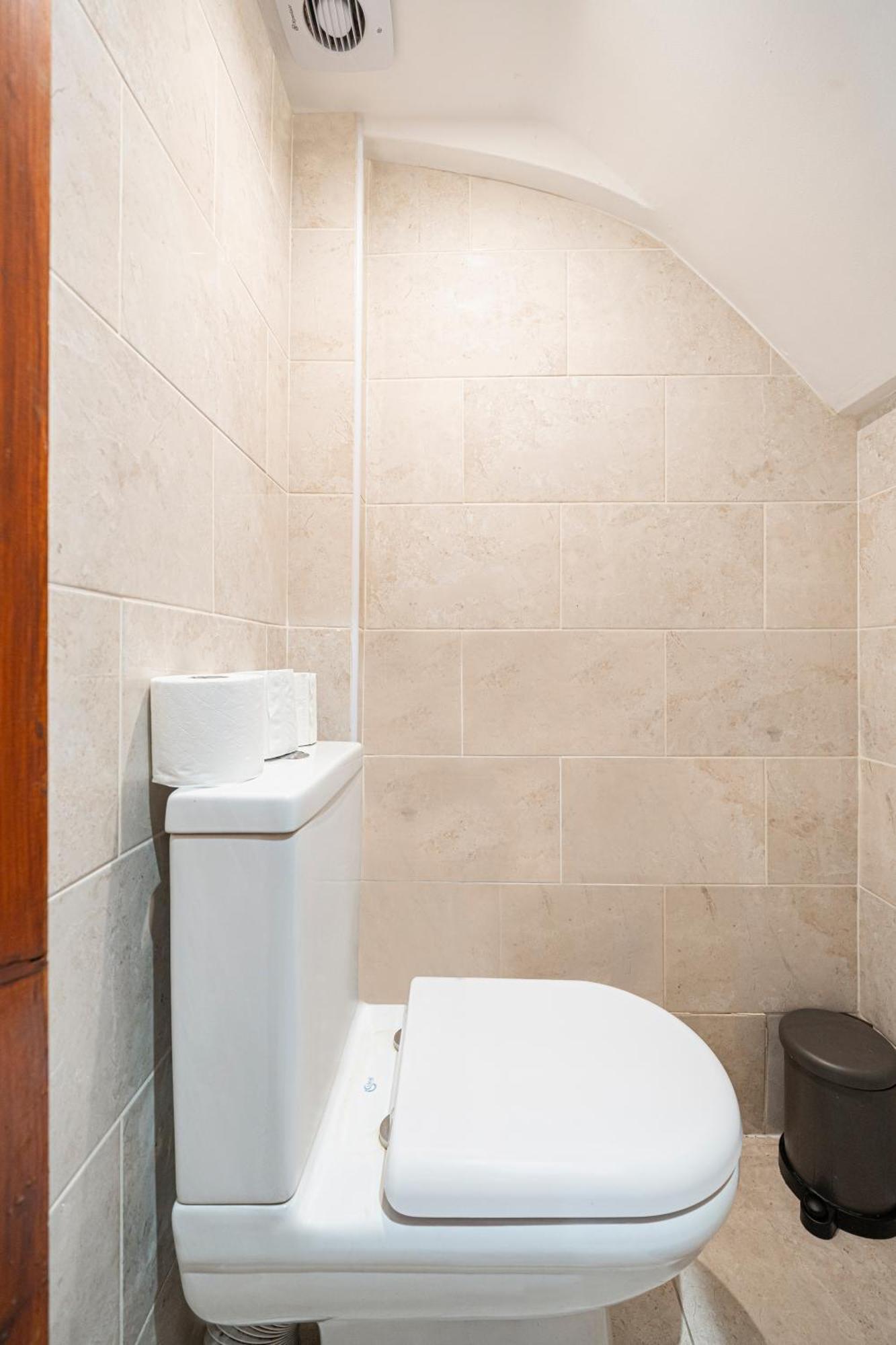 Comfy Small Basement Studio In Kensington Olympia Лондон Экстерьер фото