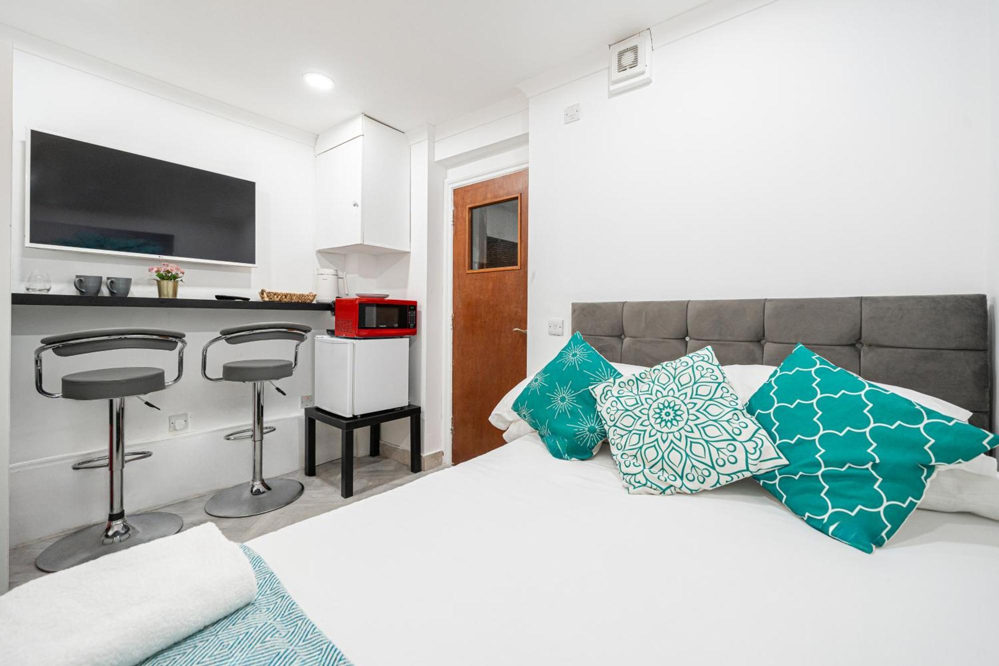Comfy Small Basement Studio In Kensington Olympia Лондон Экстерьер фото
